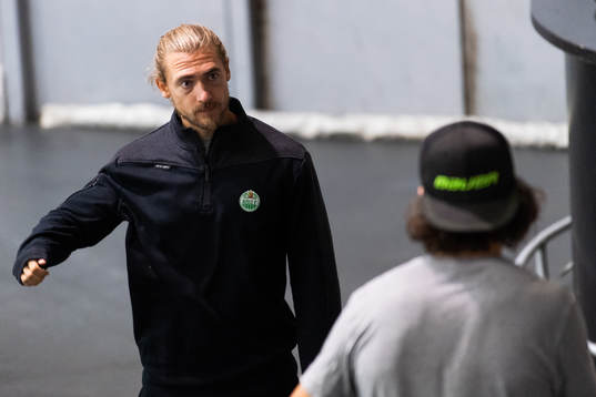 Fystränare Erik Olsson på en träning med ishockeylaget