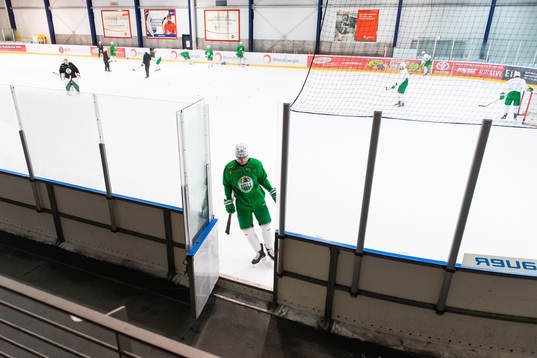 Hampus Gustafsson lämnar isen på en träning med