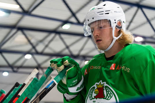 Erik Andersson tar en klubba på en träning med