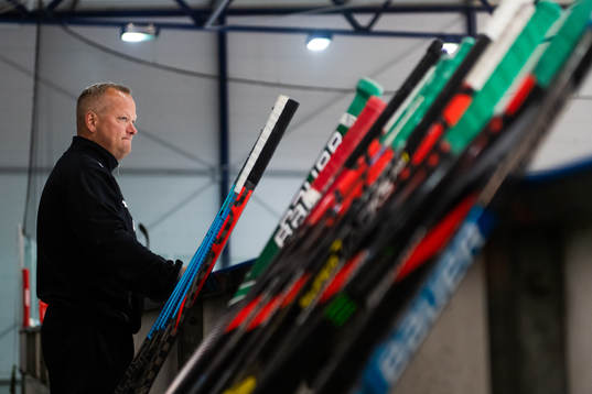 Materialförvaltare Anders Tilly på en träning med