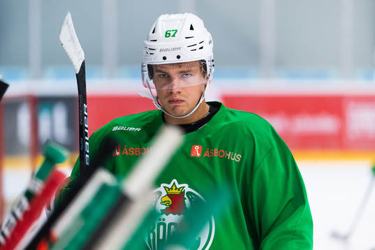 Leon Bristedt på en träning med ishockeylaget Rögle