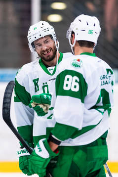 Rögles Mattias Sjögren jublar med Eric Gelinas