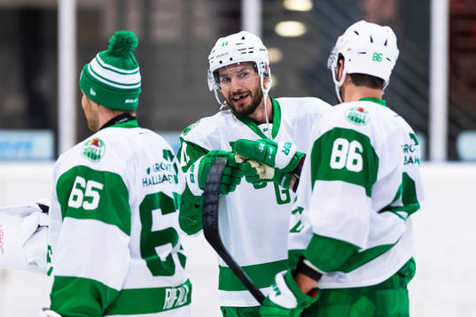 Rögles Mattias Sjögren jublar med Eric Gelinas