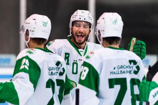 Rögles Mattias Sjögren jublar med lagkamrater