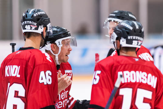 Kölns Colby Genoway med lagkamrater