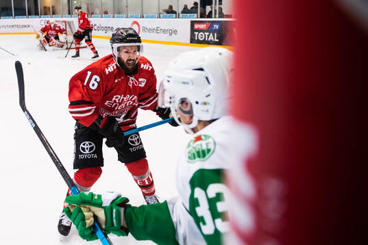 Kölns Jason Bast och Rögles Niklas Hansson