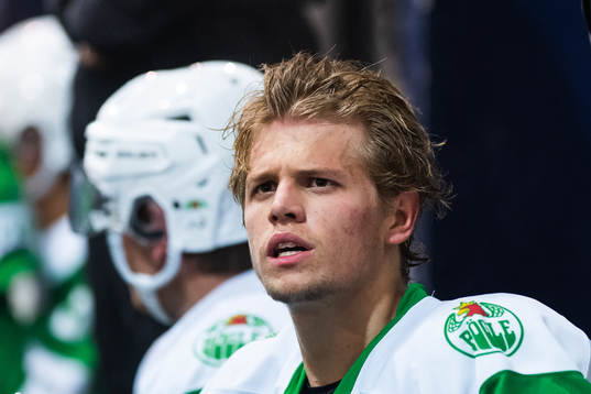 Rögles Wilson Johansson utan hjälm på bänken