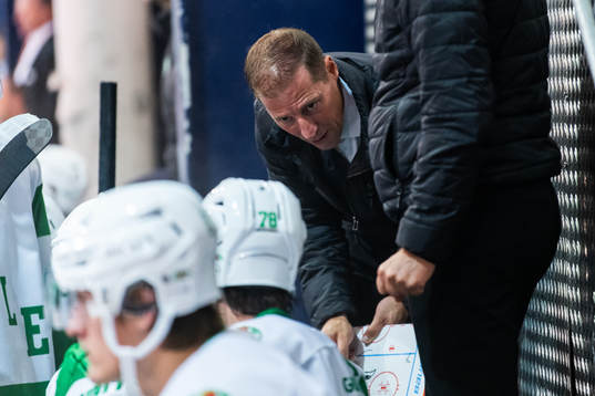 Rögles tränare Cam Abbott med taktiktavla