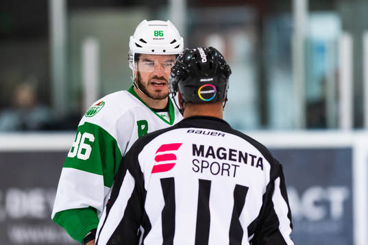 Rögles Eric Gelinas diskuterar med domaren