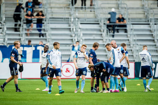 Djurgårdens spelare värmer upp