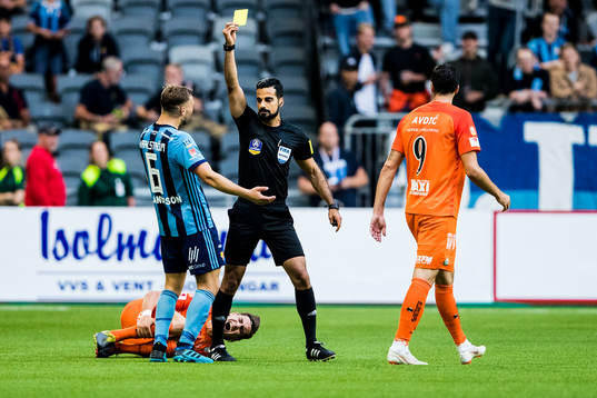 Djurgårdens Jesper Karlström får gult kort