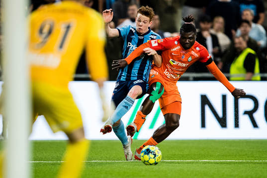 Djurgårdens Aslak Witry och AFC Eskilstunas Onyedikachukwu