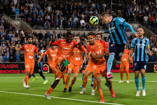 Djurgårdens Fredrik Ulvestad med en nick mot mål