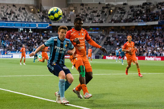 Djurgårdens Aslak Witry och AFC Eskilstunas Onyedikachukwu