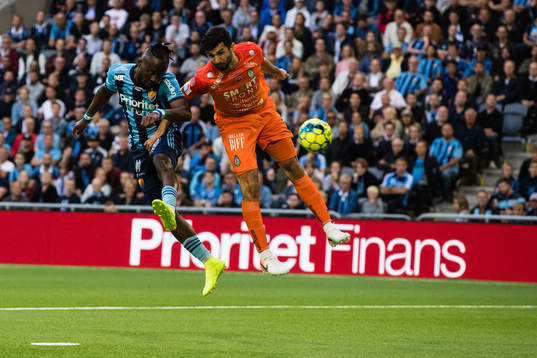 Djurgårdens Mohamed Buya Turay i en nickduell med AFC