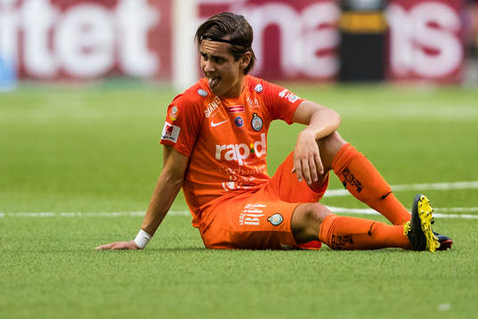AFC Eskilstunas Adi Nalic sitter ner med en befarad skada