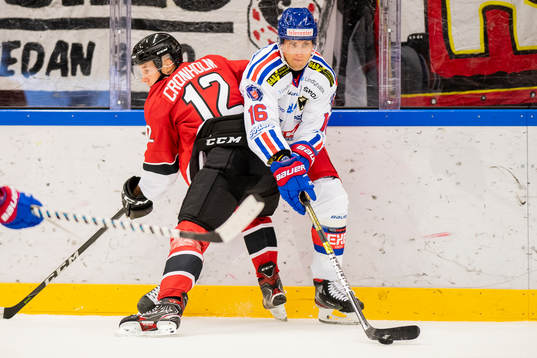 Malmö Redhawks Linus Cronholm och Oskarshamns Arsi