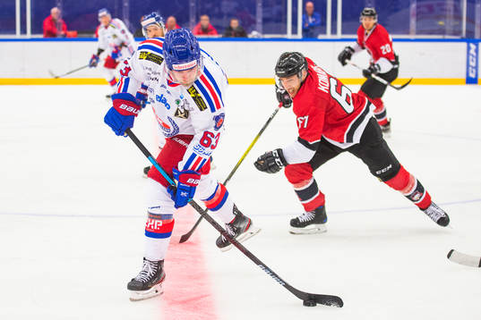 Oskarshamns Robin Söderqvist jagas av Malmö Redhawks