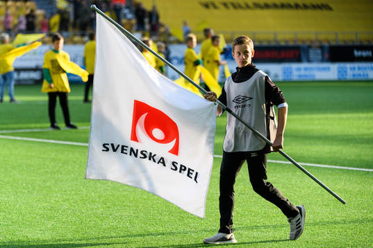 Fan bärare Svenska spels logga