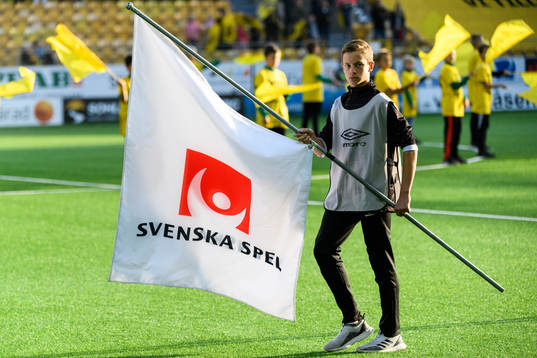 Fan bärare Svenska spels logga