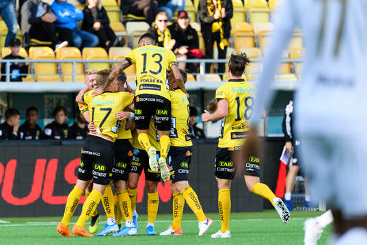 Elfsborgs spelare kramar om Jesper Karlsson