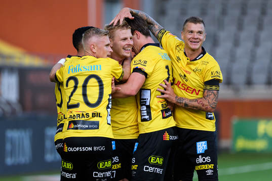 Elfsborgs Per Frick klappas om av Simon Strand, Simon