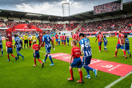 Helsingborgs och IFK Göteborgs spelare marscherar in