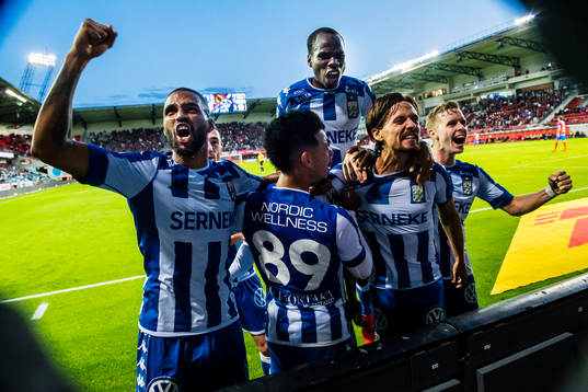 IFK Göteborgs Lasse Vibe jublar med lagkamrater