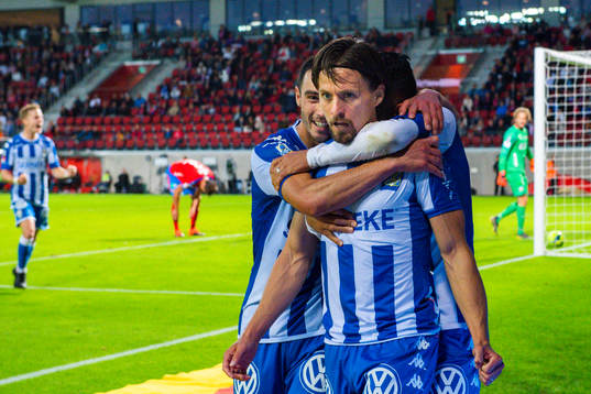 IFK Göteborgs Lasse Vibe kramas om av lagkamraterna