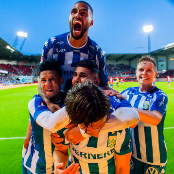 IFK Göteborgs Lasse Vibe kramas om av lagkamraterna
