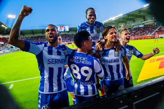IFK Göteborgs Lasse Vibe kramas om av lagkamraterna