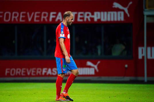 Helsingborgs Andreas Granqvist deppar när han lämnar