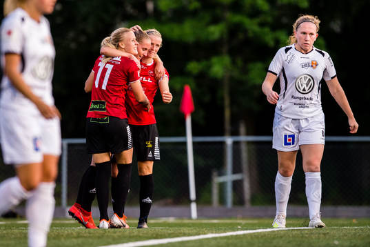 Limhamn Bunkeflos Sophie Sundqvist jublar med lagkamrater