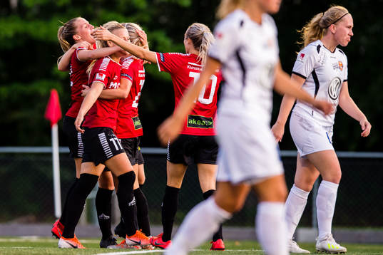 Limhamn Bunkeflos Sophie Sundqvist jublar med lagkamrater