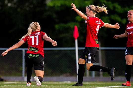 Limhamn Bunkeflos Sophie Sundqvist jublar med lagkamrater