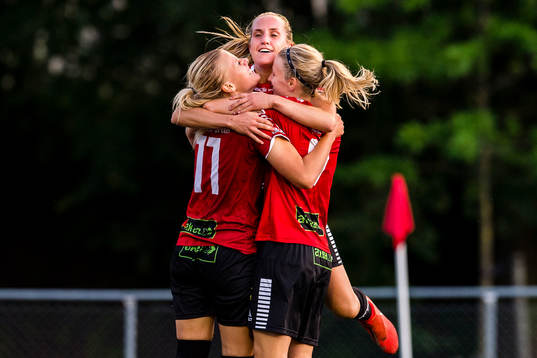Limhamn Bunkeflos Sophie Sundqvist jublar med lagkamrater