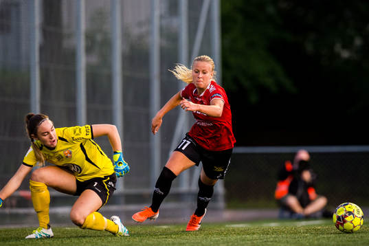 Kungsbackas målvakt Moa Öhman och Limhamn Bunkeflos