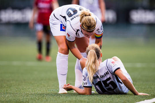 Kungsbackas Linnea Bjöörn har ont och får behandling av