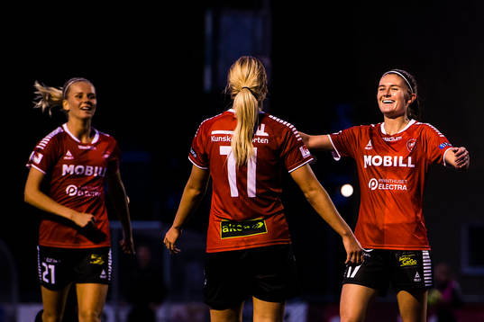 Limhamn Bunkeflos Dallas Dorosy jublar med lagkamrater