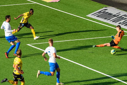Elfsborgs Prince Isaac Kouame skjuter 1-0