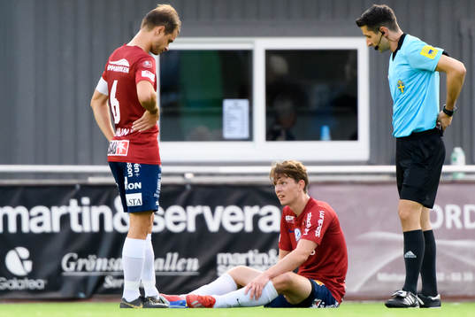 Örgrytes Anton Lans sitter på marken