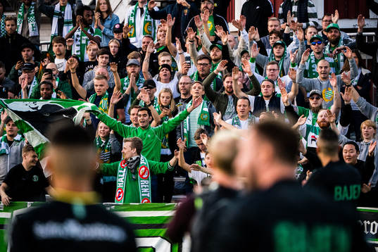 Hammarbys supportrar jublar