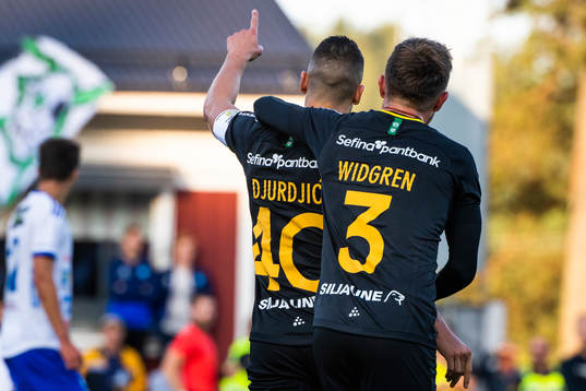 Hammarbys Nikola Djurdjic och Dennis Widgren jublar
