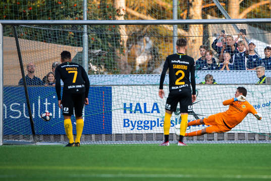 Luleås William Olausson (ej i bild) gör 2-1