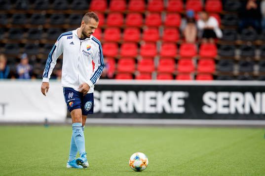 Djurgårdens Emir Kujovic  värmer upp innan