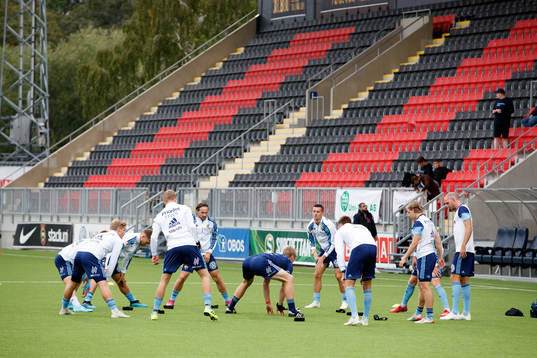Djurgårdens spelare värmer upp innan fotbollsmatchen i