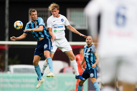 Djurgårdens Alexander Abrahamsson i en nickduell med