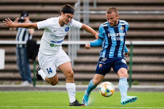Akropolis Oskar Cederling i kamp om bollen med Djurgårdens
