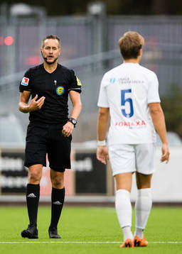 Domare Victor Wolf talar med Akropolis Daniel Stensson