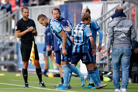 Djurgårdens Emir Kujovic byts in och Oscar Pettersson går